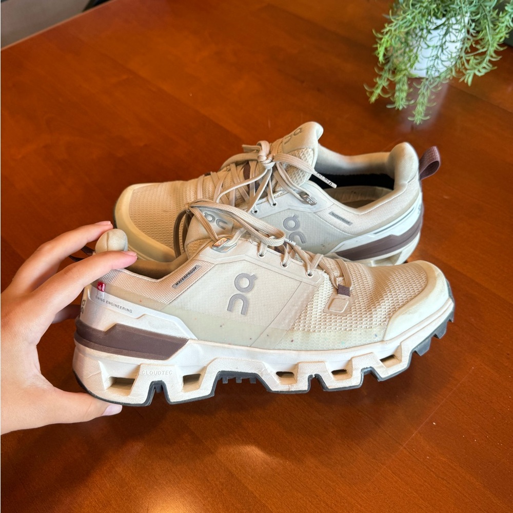 On Running CLOUDWANDER waterproof  -BROWN/CREAM 🤎 SIZE 8.5 -like new- women’s